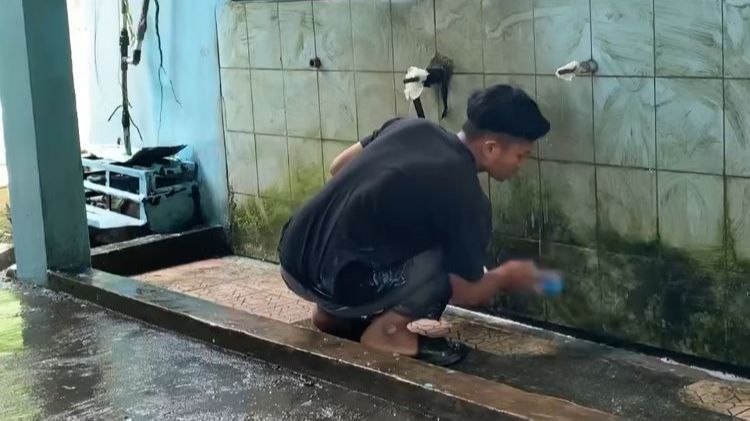 Sempat Viral Pemuda Keliling Masjid untuk Bersih-bersih, Kini Dapat Banyak Tawaran Umrah hingga Haji Gratis