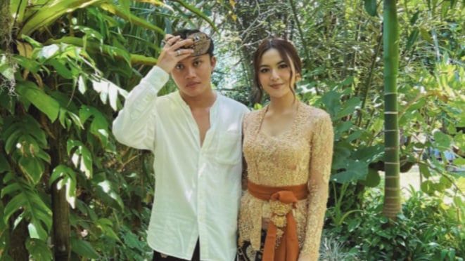 Kompak Bak Bangsawan Bali, Berikut Ini 8 Potret Prewedding Rizky Febian dan Mahalini di Tepi Pantai