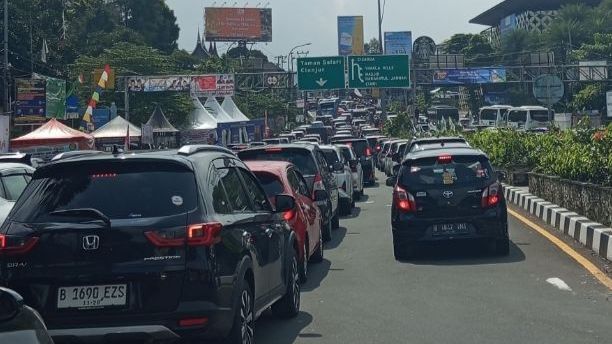 Cegah Macet Saat Libur Panjang, Polisi Mulai Terapkan One Way di Jalur Puncak Bogor