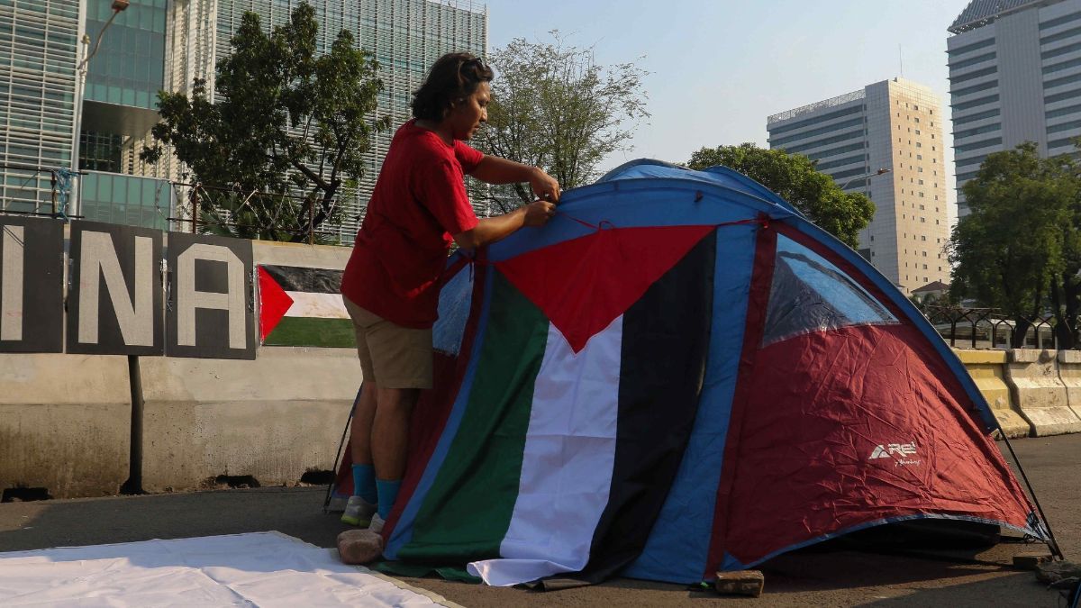 FOTO: Protes Genosida Israel di Gaza, Koalisi Musisi Berkemah di Depan Kedubes AS Jakarta