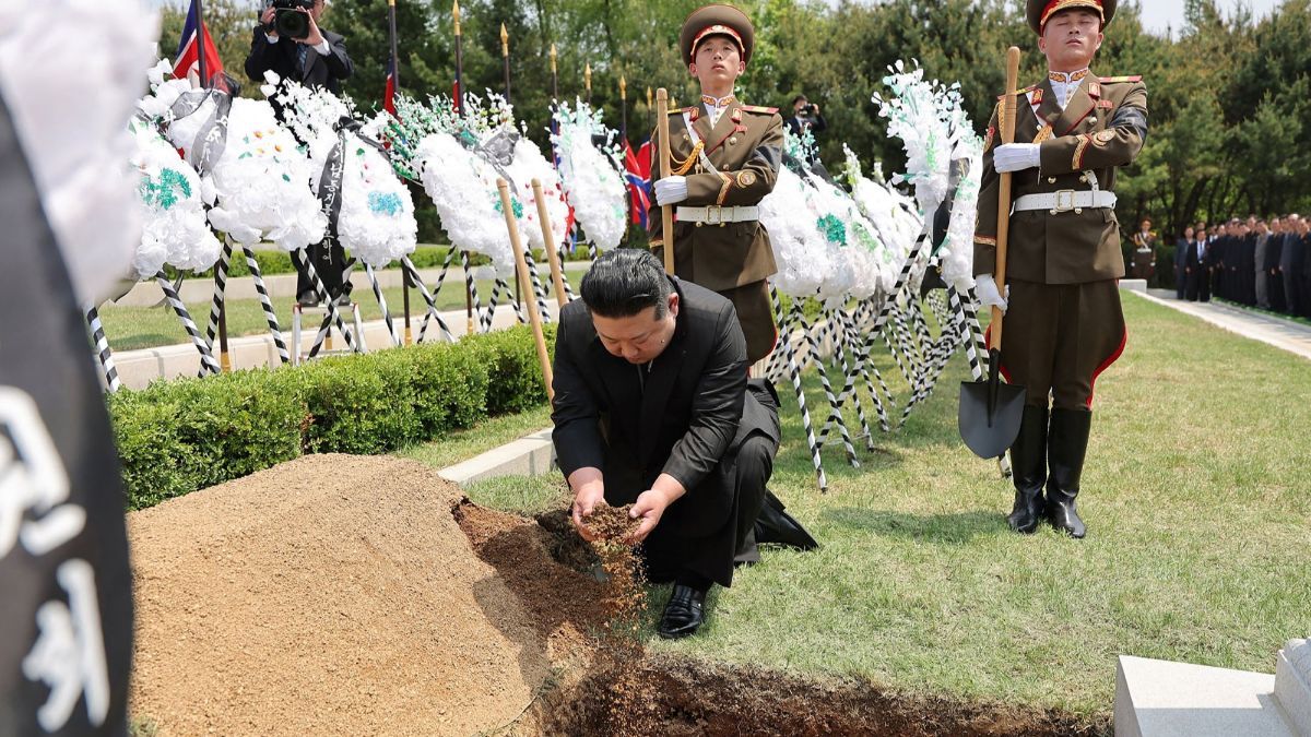 FOTO: Momen Kim Jong-un Berduka Saat Sosok Penting Korea Utara Meninggal Dunia, Antar Sampai Liang Pemakaman