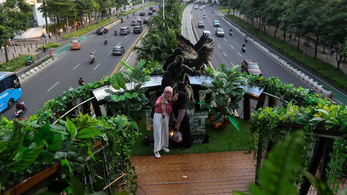 FOTO: Penampakan JPO Phinisi Bak Hutan Belantara Dipenuhi Daun dan Akar Pohon, Jadi Spot Foto Unik