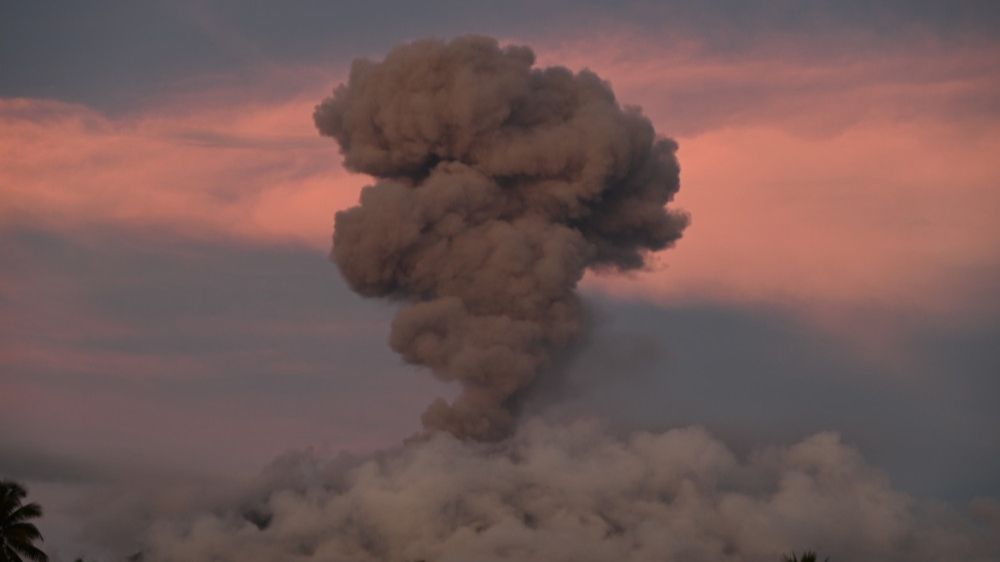 Erupsi Gunung Ibu Ciptakan Badai Petir Vulkanik