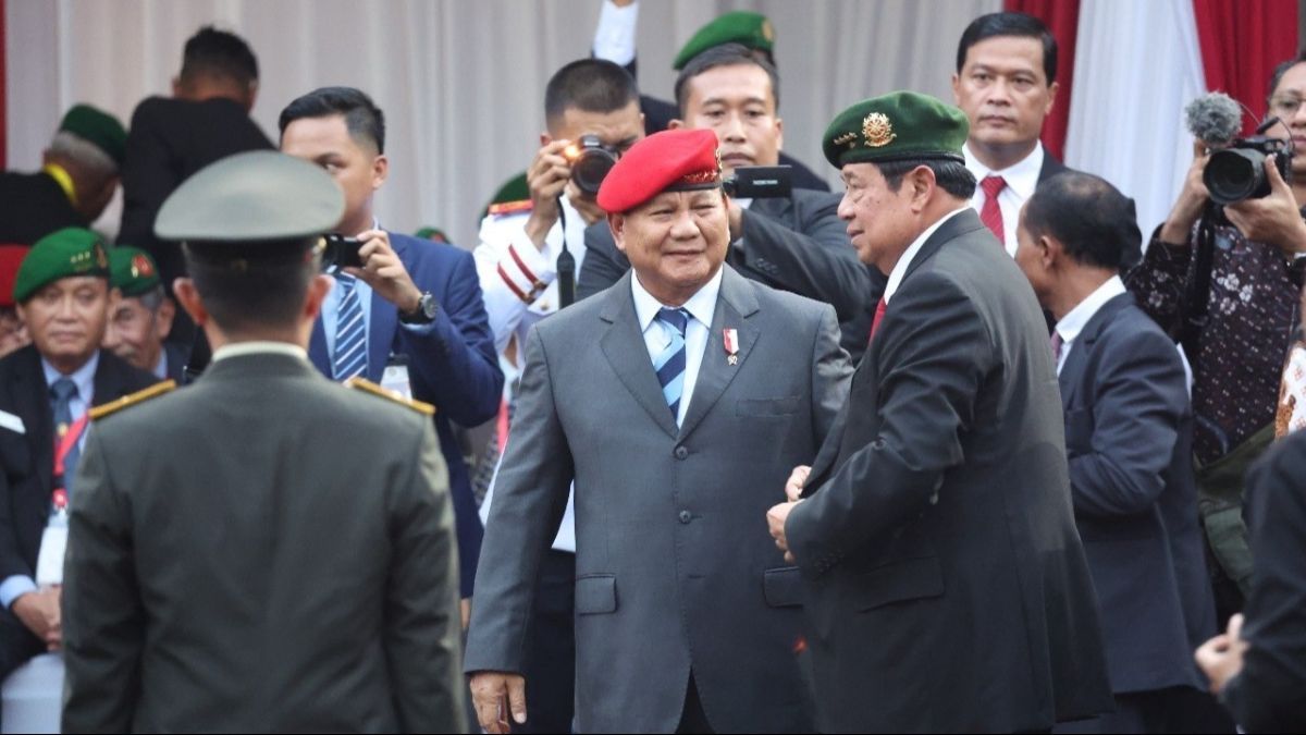 Bangga Menhan Prabowo Tepuk Bahu Mahasiswa Anak Petani