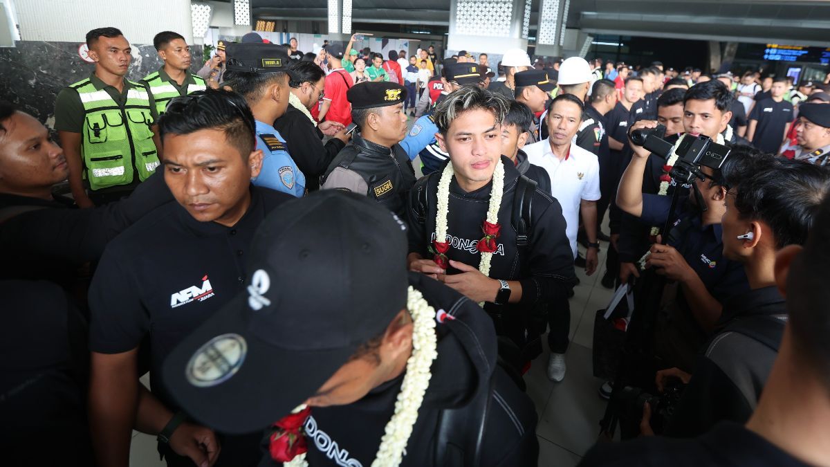 FOTO: Momen Timnas Indonesia U-23 Disambut Antusias Suporter Saat Tiba di Tanah Air