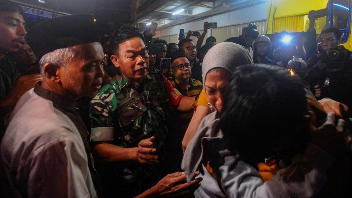 FOTO: Tangis Haru Orang Tua Murid SMK Lingga Kencana Sambut Putra-Putrinya Selamat dari Kecelakaan Bus Maut di Ciater