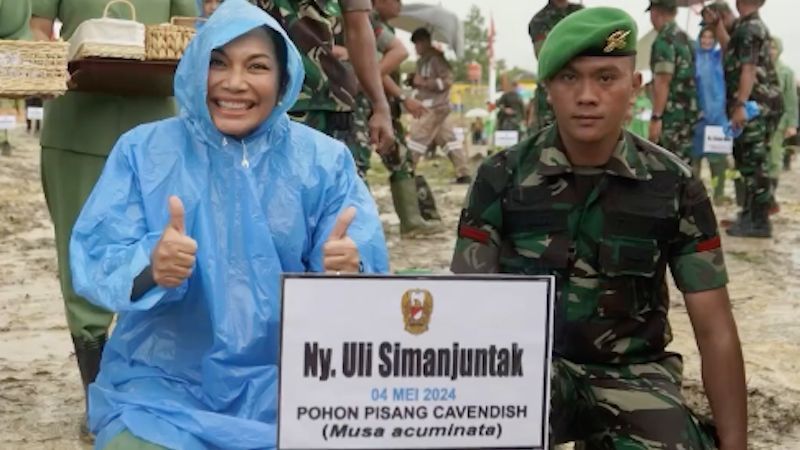 Momen Istri Kasad Hujan-hujanan Pakai Jas Hujan Dampingi Suami, Sang Jenderal Pakai Topi Caping Turun ke Sawah