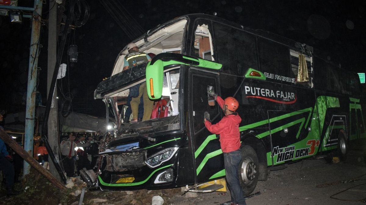 FOTO: Kondisi Bus Rombongan Siswa SMK Lingga Kencana Depok yang Terguling di Ciater, Sisi Kanan Ringsek Parah