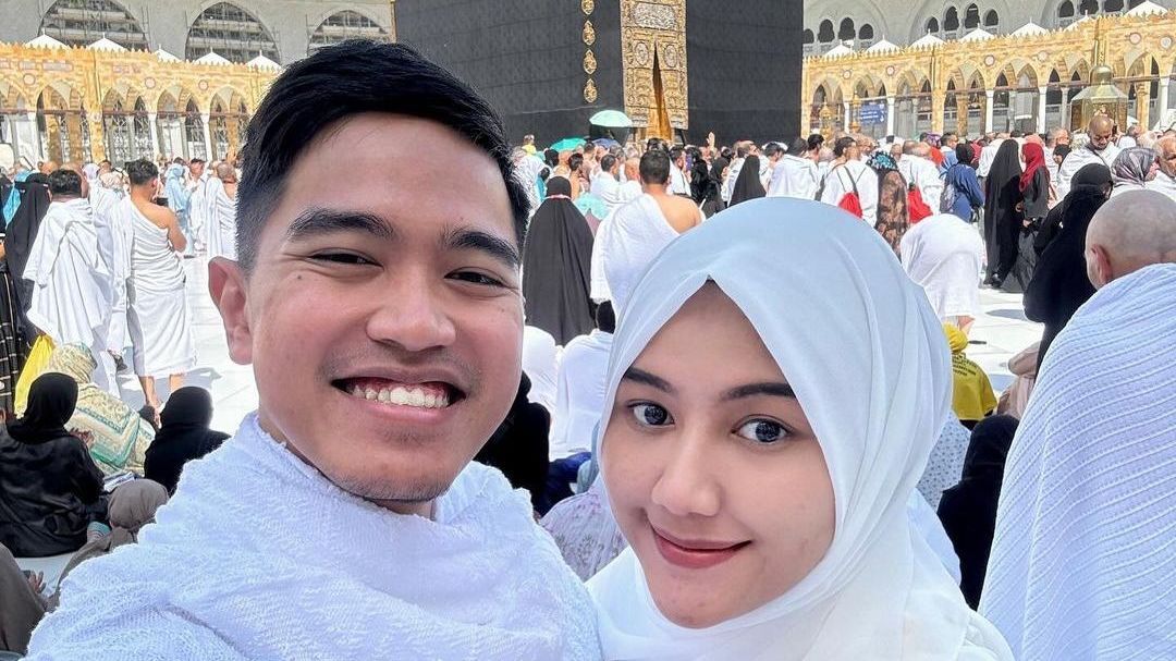 Potret Erina Gudono Istri Kaesang Pangarep Umumkan Kehamilan Pertama di Tanah Suci, Pamer Hasil USG di Depan Kabah