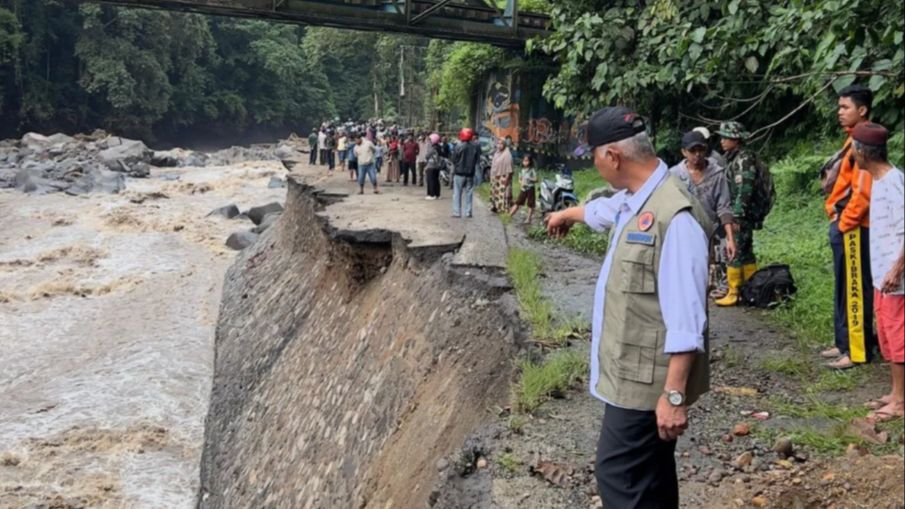 4 Fakta Jalan Utama Padang-Bukittinggi Putus Total Akibat Longsor, Jalan Alternatifnya juga Rawan Longsor, Warga Diminta Waspada