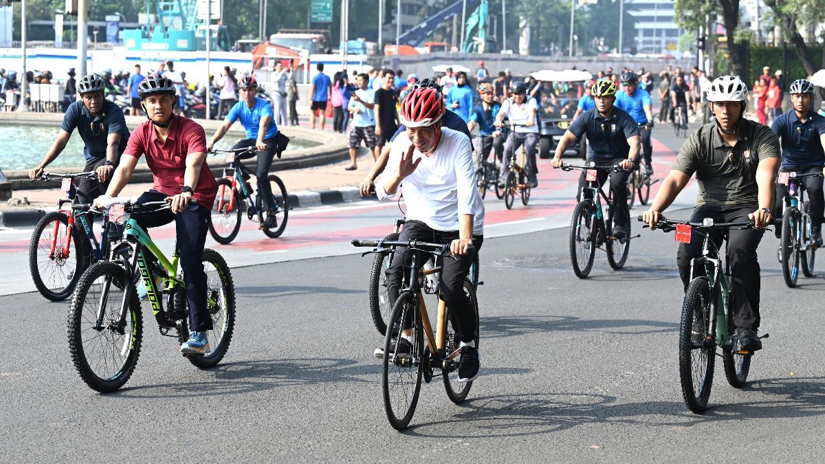 Jokowi Gowes Sepeda Kayu di CFD Jakarta, Warga Ramai-Ramai Minta Foto