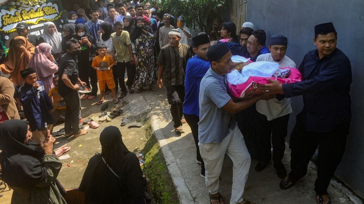 FOTO: Tangis Histeris Keluarga Pecah saat Jenazah Siswa SMK Lingga Kencana Korban Kecelakaan Bus Maut di Ciater Tiba di Rumah Duka