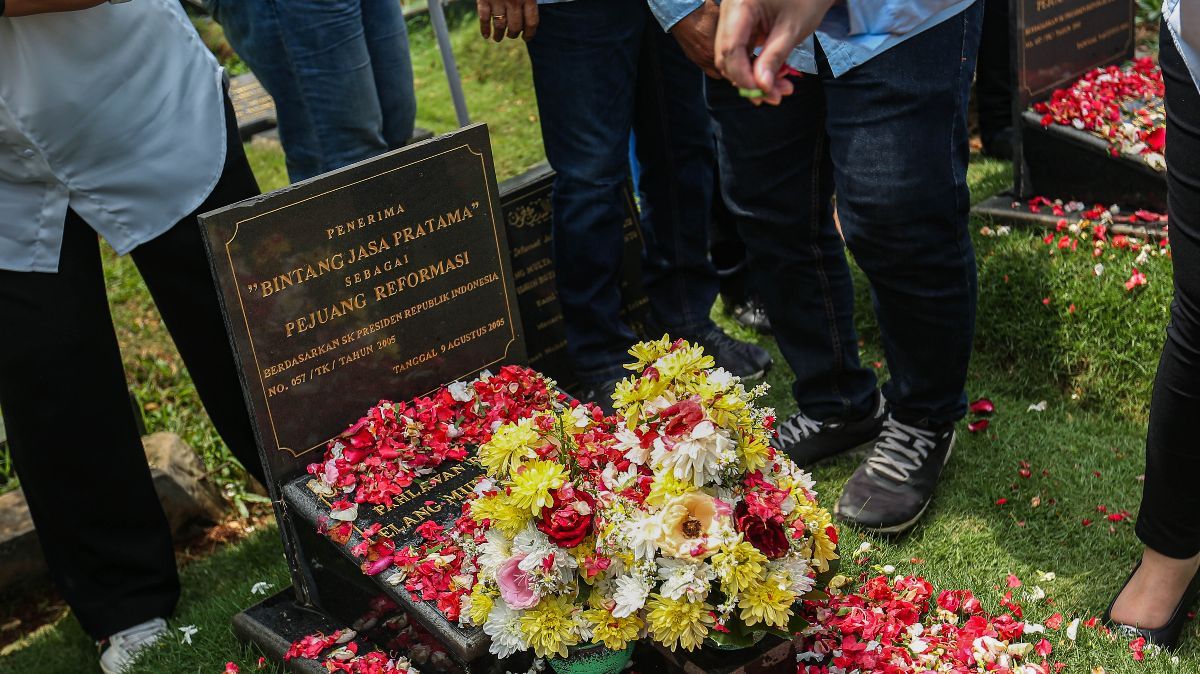 FOTO: Memperingati Tragedi 12 Mei 1998, Laskar Trisakti 08 Ziarah Makam Pejuang Reformasi