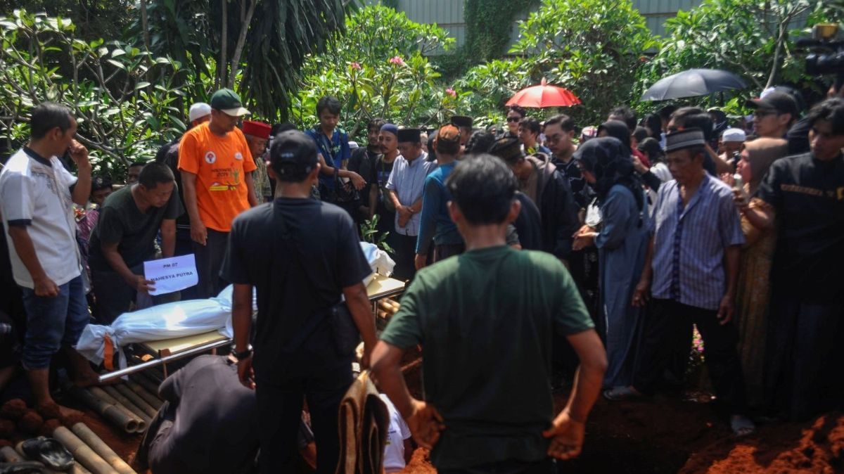 VIDEO: Isak Tangis Keluarga Iringi Pemakaman Korban Kecelakan Bus Rombongan Siswa SMK Depok