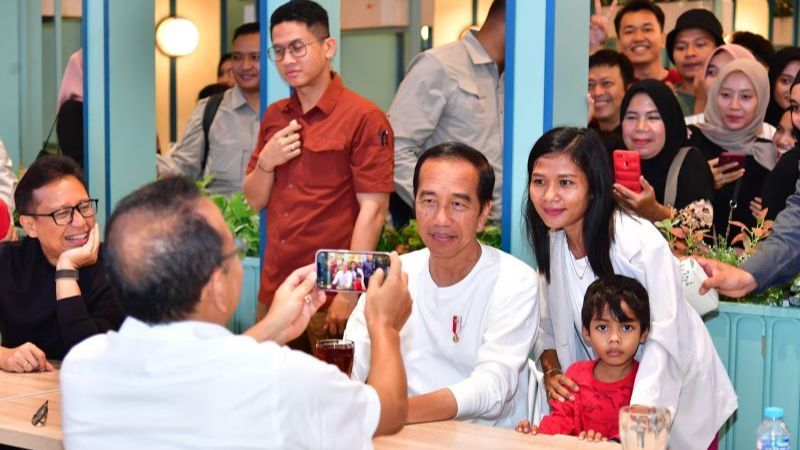 Presiden Jokowi Tiba-Tiba Masuk Mal di Kendari, Langsung Makan Nasi Goreng