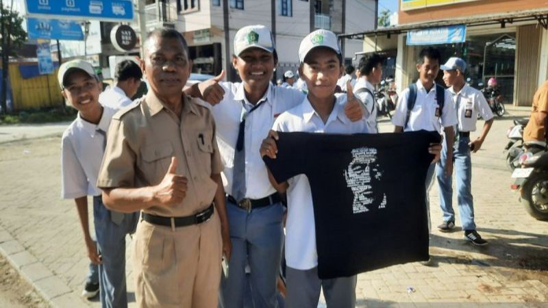 Presiden Jokowi Disambut Ribuan Siswa di Pinggir Jalan saat Melintas di Kendari