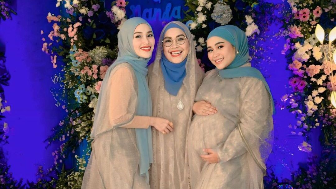 Tampil Berhijab, ini Potret Cantik Ayu Ting Ting di Acara Tasyakuran 7 Bulanan Syifa yang sedang Hamil Anak Kedua