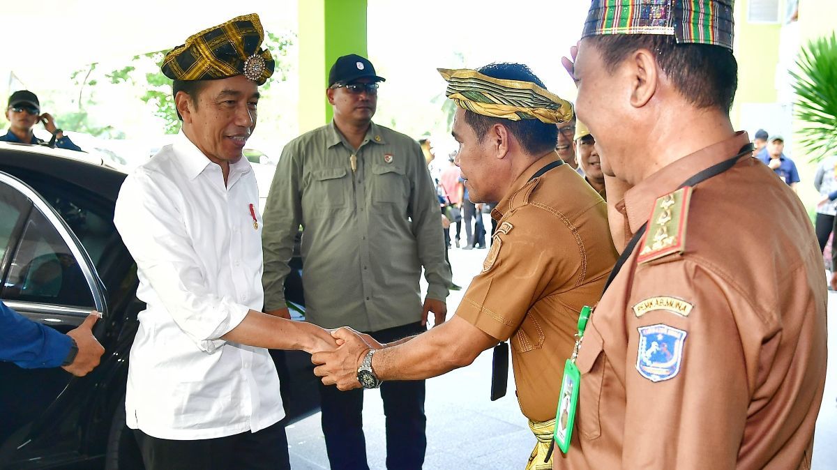 Penampilan Jokowi Kenakan Kampurui Tinjau RSUD Sulteng, Ternyata Ini Filosofinya