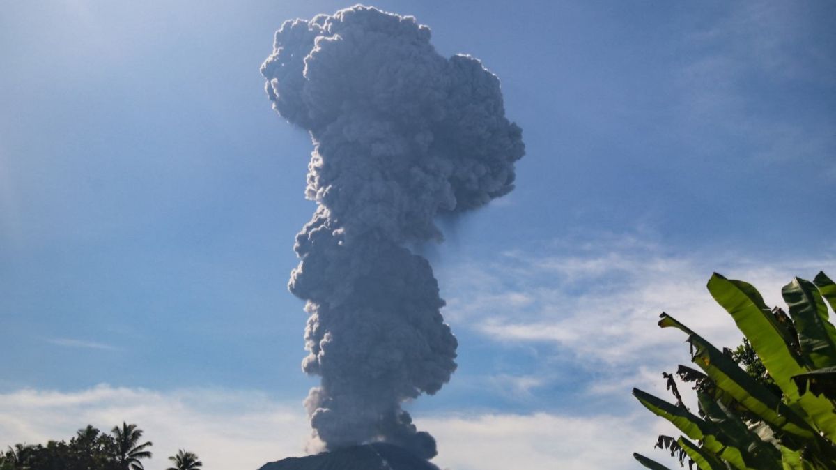 FOTO: Penampakan Gunung Ibu di Maluku Kembali Meletus Semburkan Abu Setinggi 5.000 Meter ke Angkasa