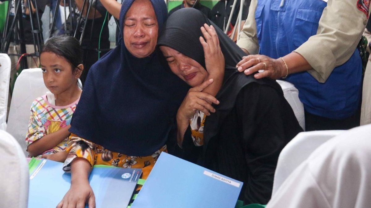 FOTO: Keluarga Korban Kecelakaan Bus Pariwisata Berurai Air Mata Saat Terima Santunan Jasa Raharja di SMK Lingga Kencana