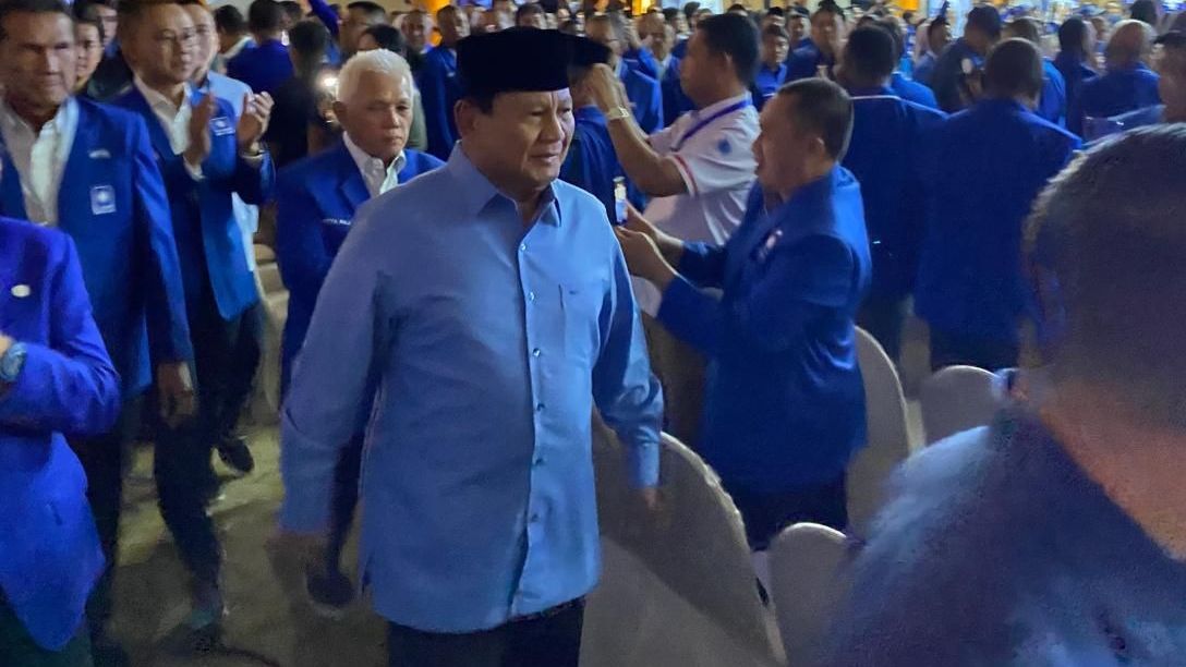 Prabowo Cium Tangan Dua Wanita Hebat Istri Jenderal TNI Legenda Kopassus