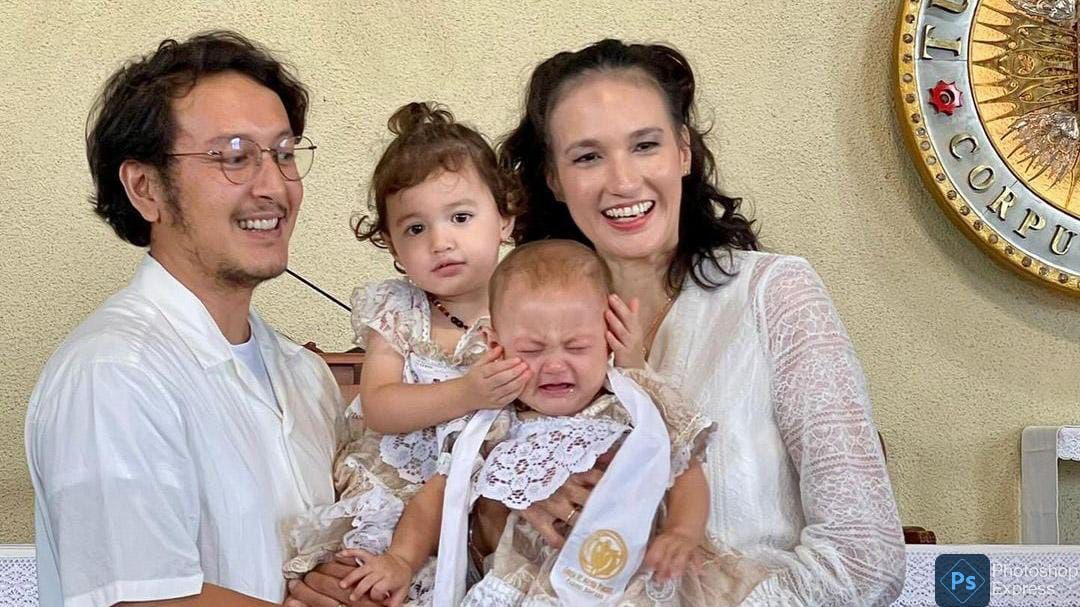 Potret Menggemaskan Baby Djala  Dibaptis, Pakai Dress Warisan Nadine Chandrawinata saat Bayi