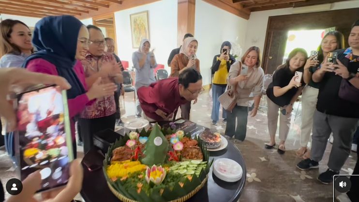 Mengaku Tak Pernah Rayakan Ultah sejak Kecil, Ini Momen Haru 67 Tahun Mahfud MD bersama Teman Dekat hingga Wartawan