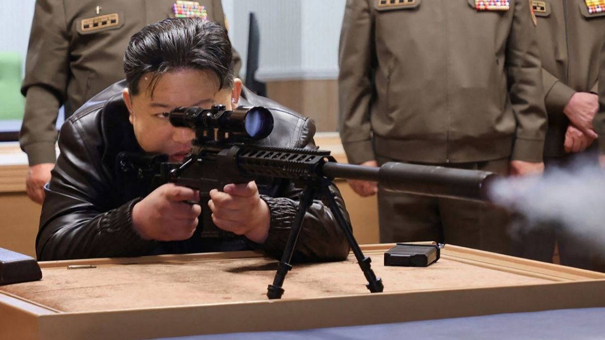 FOTO: Bak Penembak Jitu, Ini Momen Kim Jong-un Jajal Senapan Sniper Buatan Korea Utara