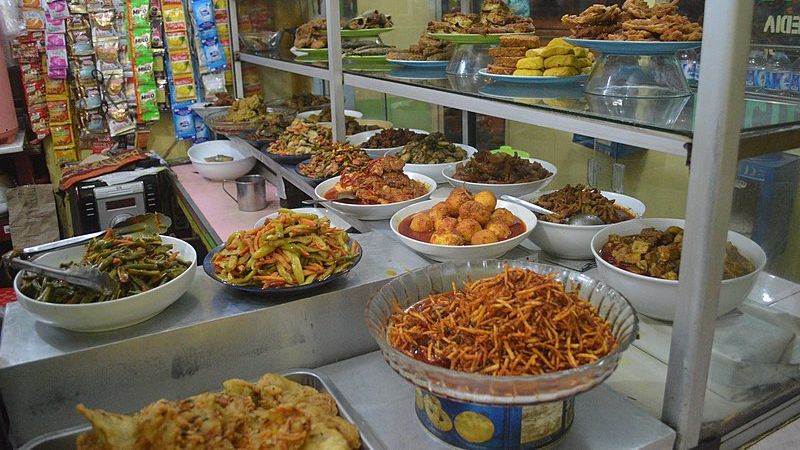 ⁠Lapar Berat, Bos Jalan Tol Jusuf Hamka Lahap Makan Jengkol-Tempe-Oncom di Warung Pinggir Jalan