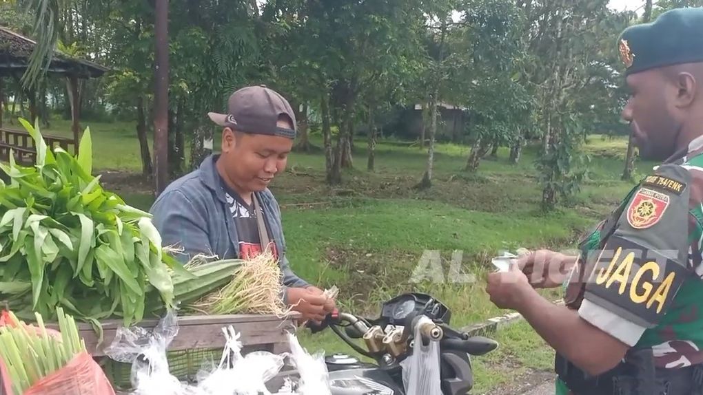 Sangar Berseragam Lengkap, Serka Gatot Belanja Ikan Asin di Tukang Sayur Untuk Menu Makan Malam