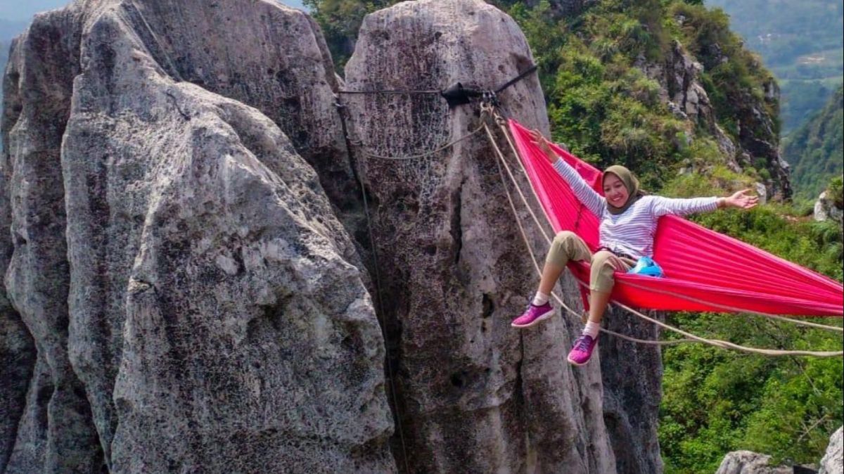 Uji Adrenalin di Tebing Masigit Bandung Barat, Sensasi Bersantai di Antara 2 Tebing Pakai Hammock