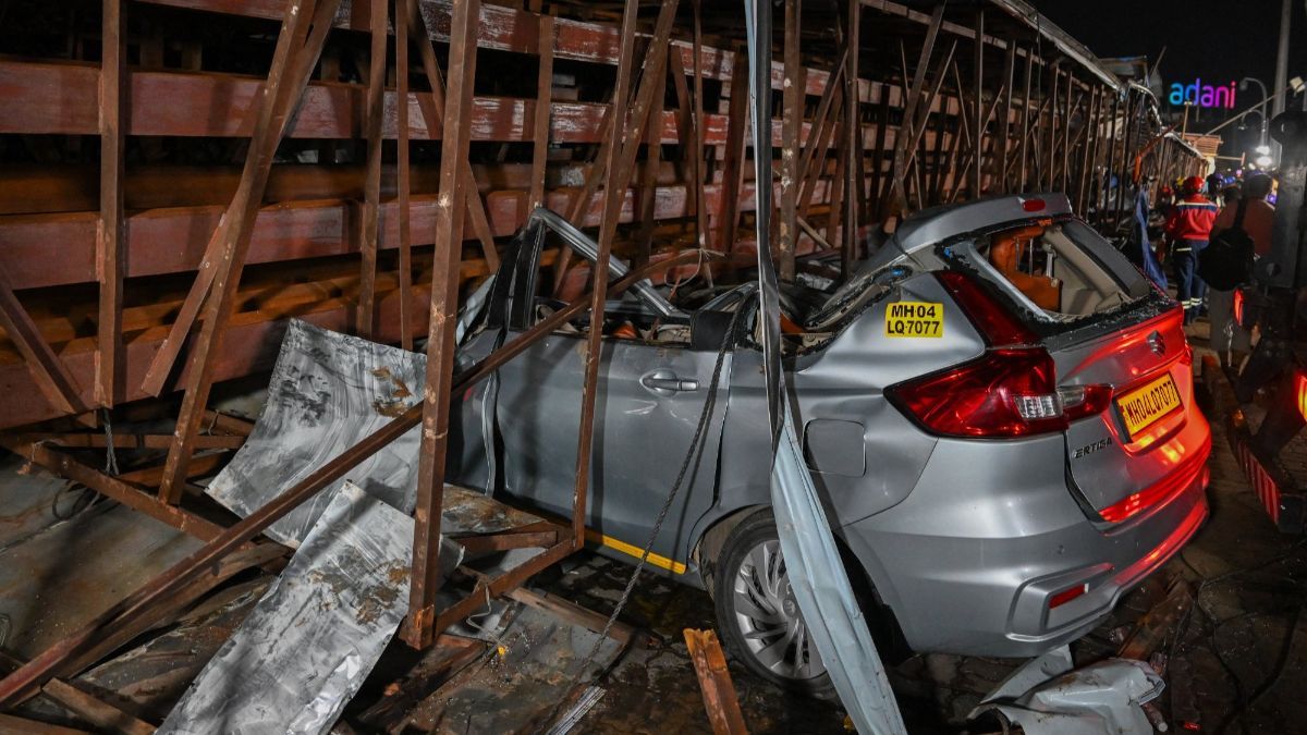 FOTO: Terjangan Badai Robohkan Papan Reklame Raksasa di India, Mobil-Mobil Hancur dan 14 Orang Tewas