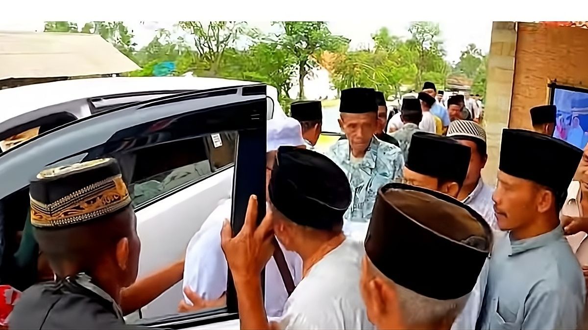 Meriah, Dijemput 60 Mobil Sampai Dikawal Polisi Momen Kades Pulang dari Umroh