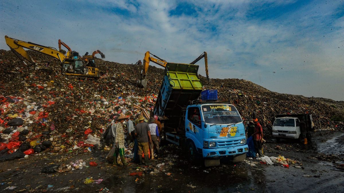 FOTO: TPA Cipatung Dibuka Kembali Usai 2 Hari Ditutup karena Gunungan Sampah Longsor