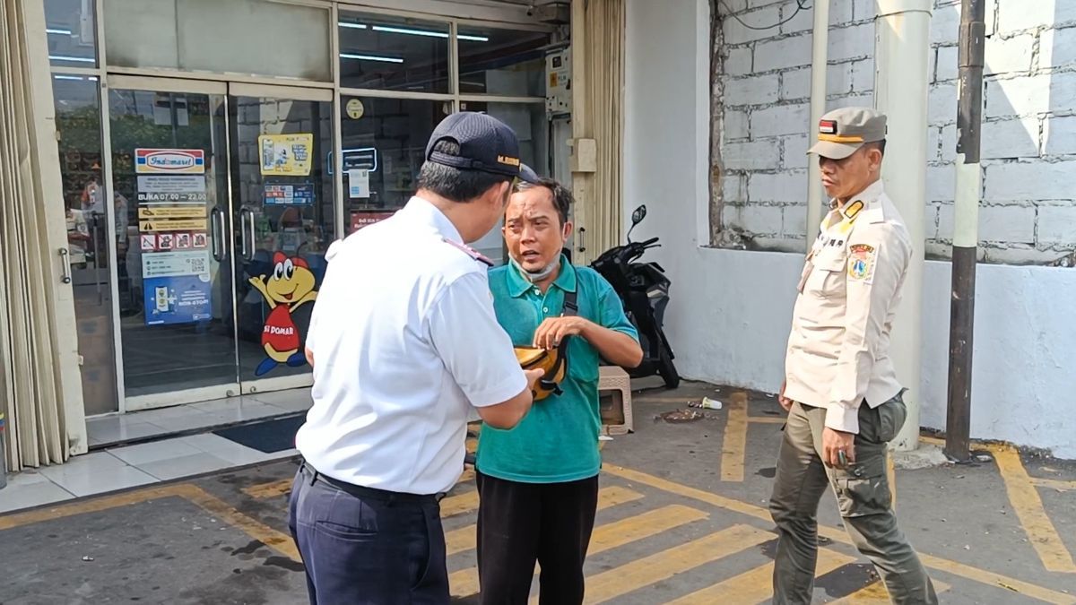 Ngaku Ojol, Tukang Parkir Liar ini Gagal Kelabui Petugas dan Tetap Diamankan Petugas