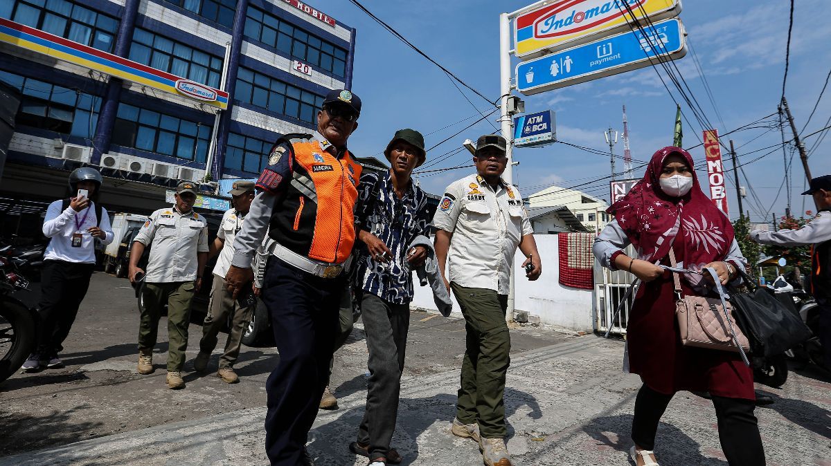 FOTO: Berantas Pungli, Dishub-Satpol PP Angkut Jukir Liar Minimarket di Jakarta Pusat