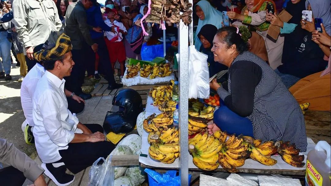 VIDEO: Jokowi Sampai Duduk Bersimpuh di Hadapan Pedagang saat Blusukan di Pasar Laino