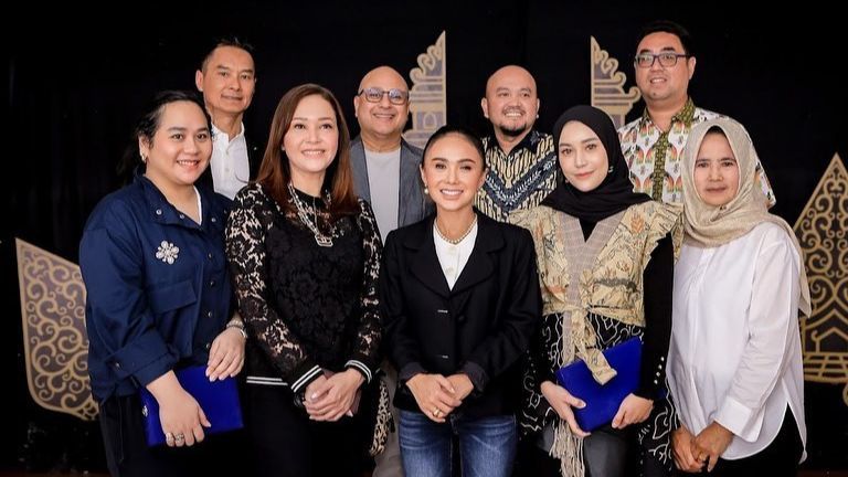 Tampil Mengenakan Busana Adat, Intip Foto-foto Yuni Shara Rayakan Ulang Tahun PAUD Miliknya Sampai Terharu