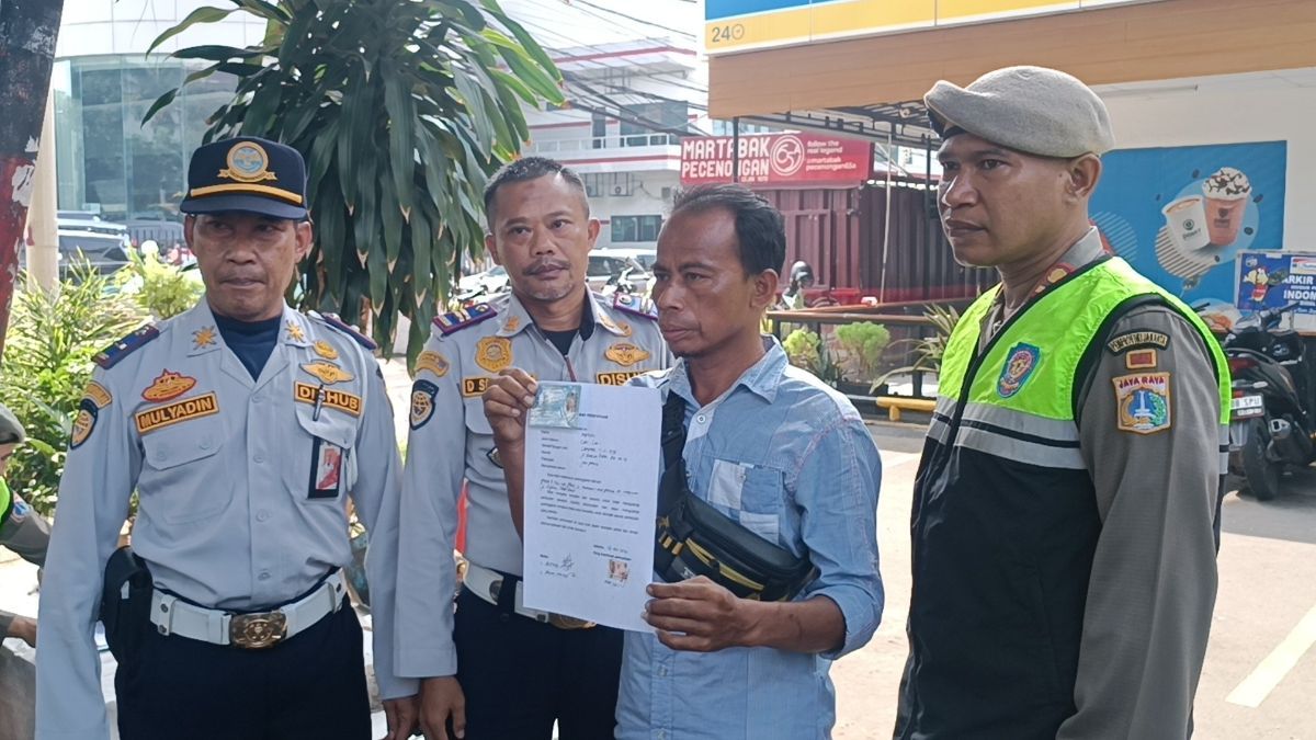 Cerita Juru Parkir Liar di Tebet, Delapan Jam Dapat Rp75.000 dan Setor ke 'Oknum'