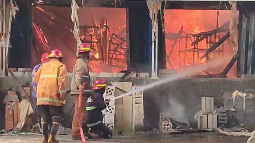 Toko Bangunan di Sukmajaya Depok Ludes Terbakar, Warga Panik