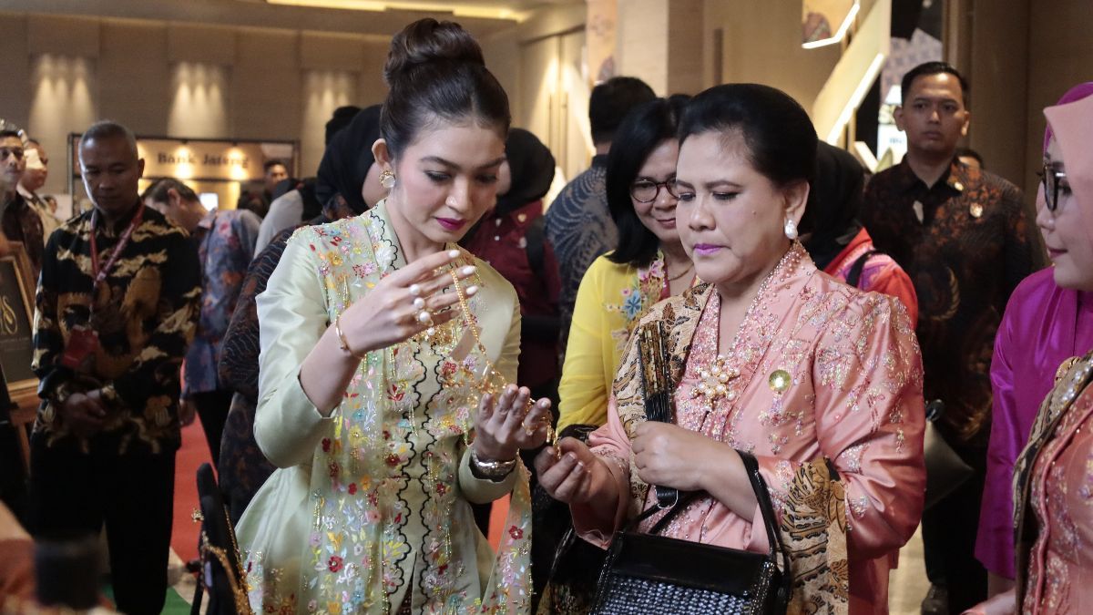 Potret Gaya Iriana Jokowi dan Selvi Ananda di HUT Dekranas Solo