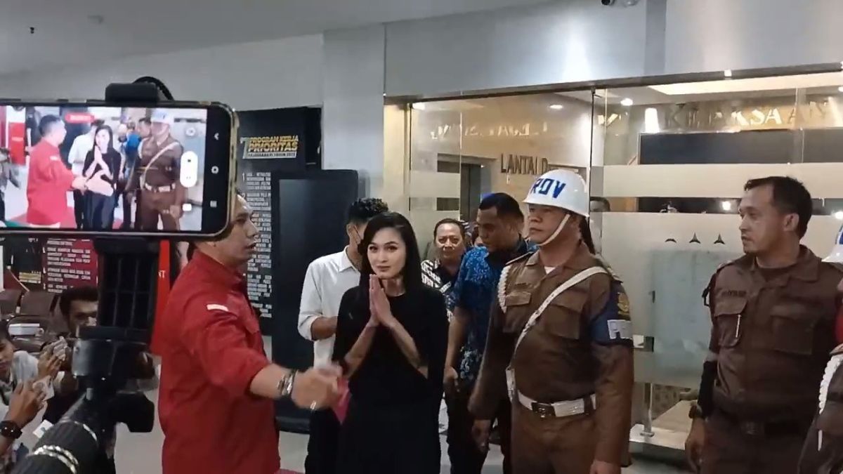 Senyum Sandra Dewi Usai 11 Jam Diperiksa Kasus Timah