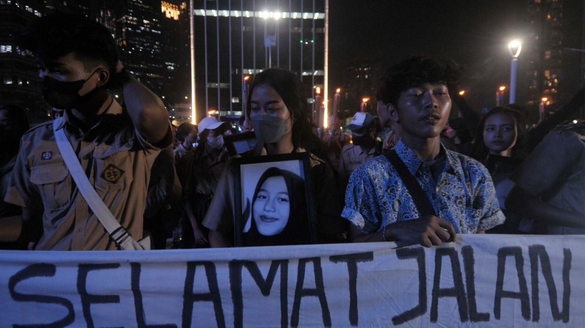 FOTO: Isak Tangis Pelajar se-Jabodetabek Warnai Aksi Solidaritas untuk Korban Kecelakaan Bus SMK Lingga Kencana Depok