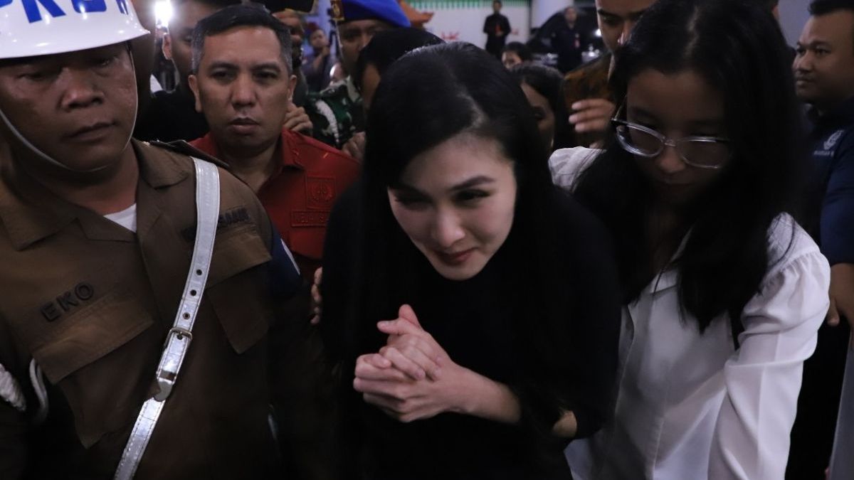 Sandra Dewi Tertunduk Usai Diperiksa Selama 10 Jam di Kejagung