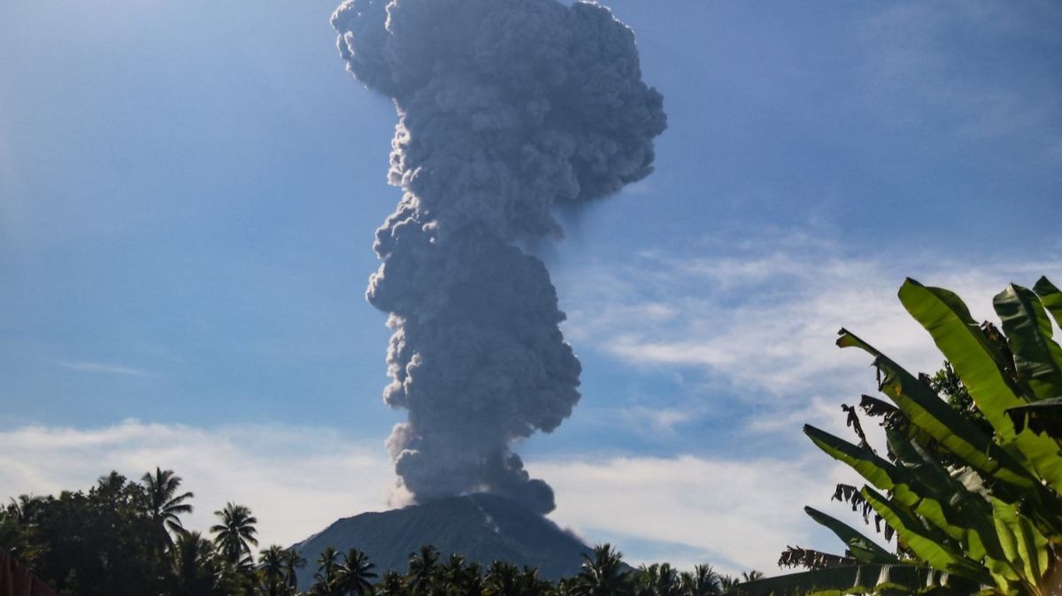 Gunung Ibu Erupsi, Lontarkan Abu Vulkanik Setinggi 5 Kilometer