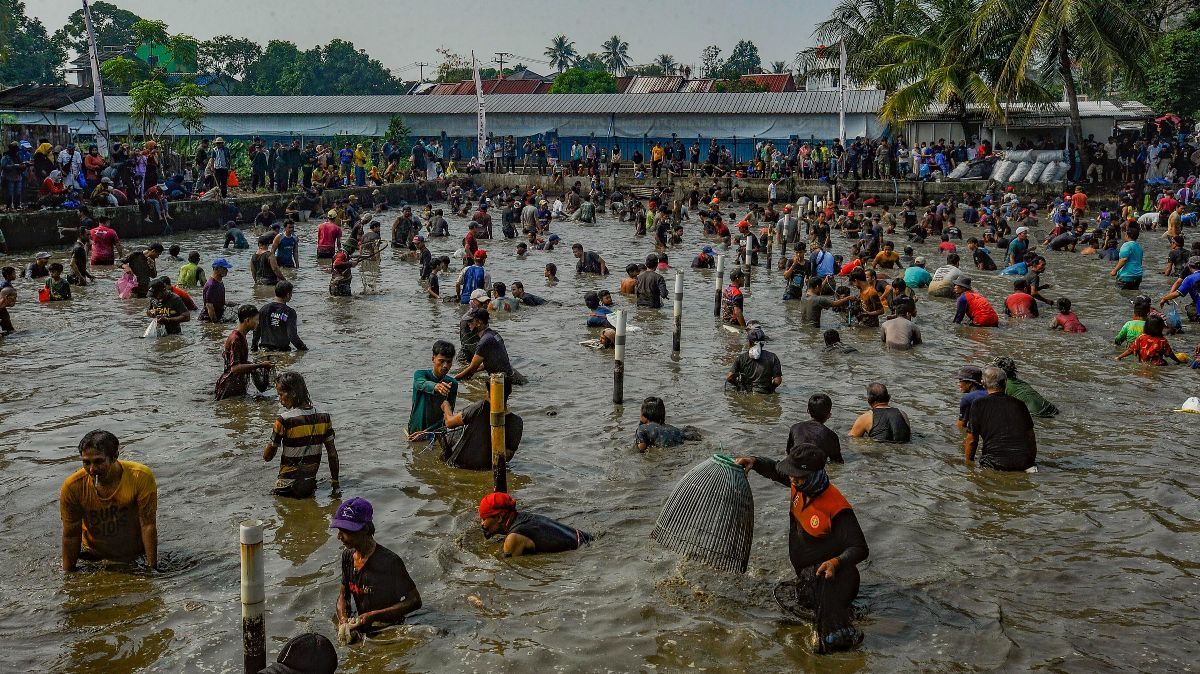 FOTO: Antusiasme Warga Berebut Ikan Saat Tradisi Ngubek Empang Jelang Lebaran Depok