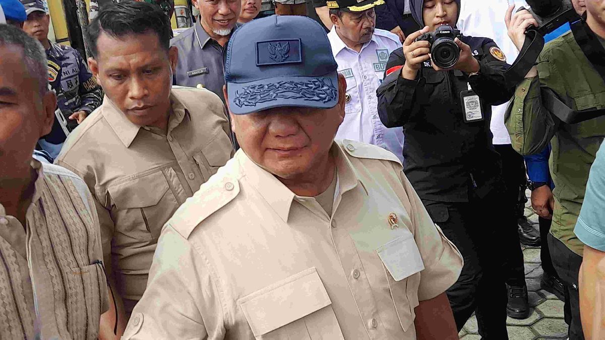 Prabowo Terbang ke Sumbar, Serahkan Bantuan untuk Korban Banjir Bandang Lahar Dingin Marapi