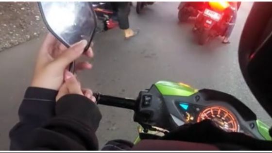 Viral Penumpang Ojol Diminta Pegangi Spion Motor yang Lepas, Curi Perhatian Warganet