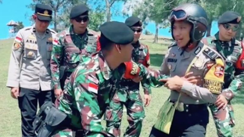 Kaget, Prajurit TNI Ini Mendadak Hentikan Langkah Pak Bhabin saat akan Berkunjung ke Perbatasan Timor Leste ‘Awas, Ada Ranjau Darat’