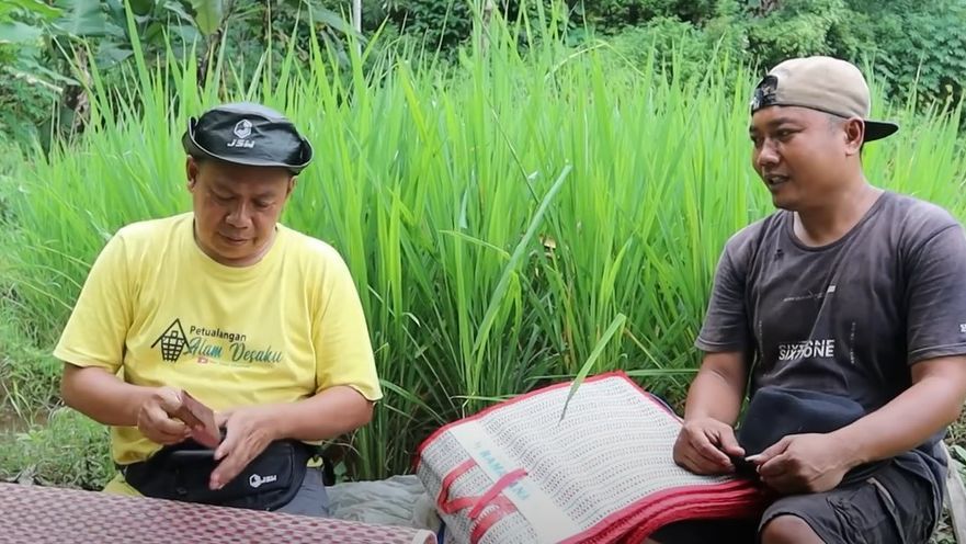 Marak Penjual Online, Pria Ini Rela Keliling Pelosok Kampung Jualan Tikar dan Topi